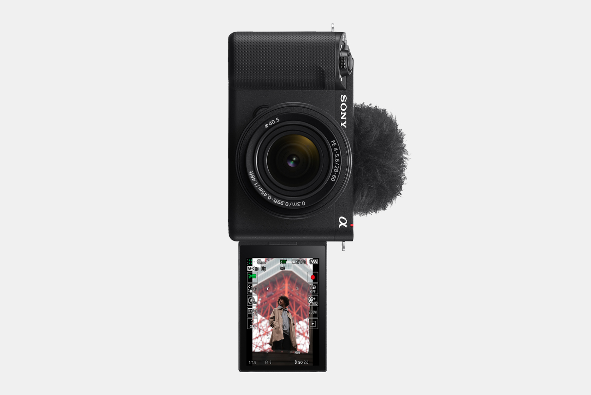 Image de l'appareil vlog ZV-E1 avec écran LCD orienté vers l'avant et image d'un homme sur l'écran avec affichage vertical des informations