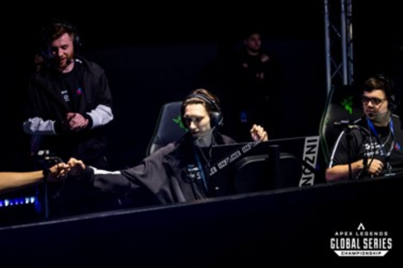 Un joueur gaming fait un check à un autre joueur