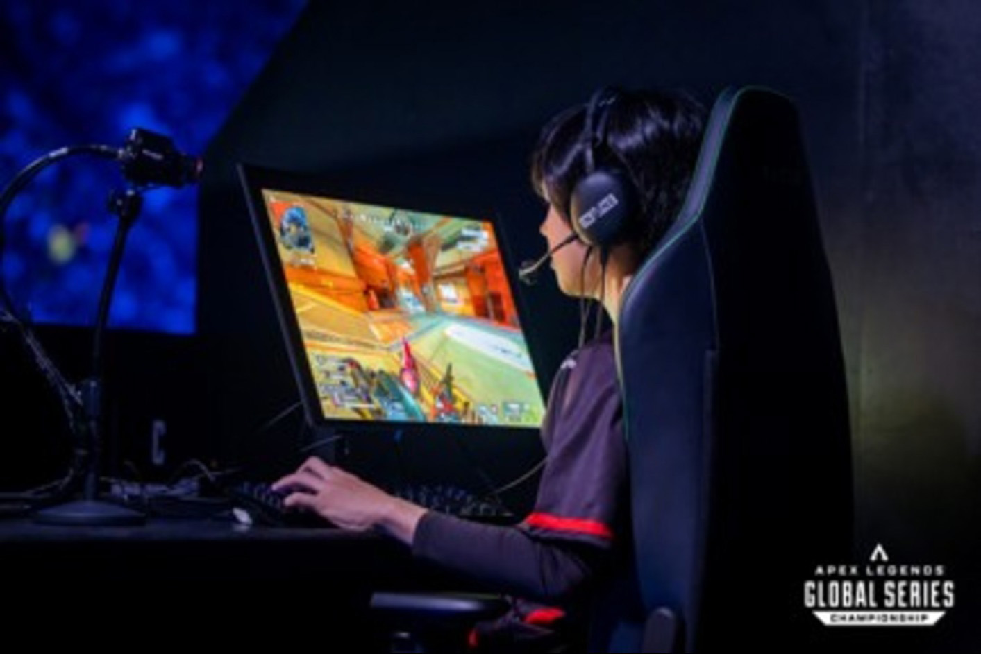 Un joueur pendant un jour de match utilisant le moniteur gaming INZONE M10S et le casque gaming INZONE H9 II