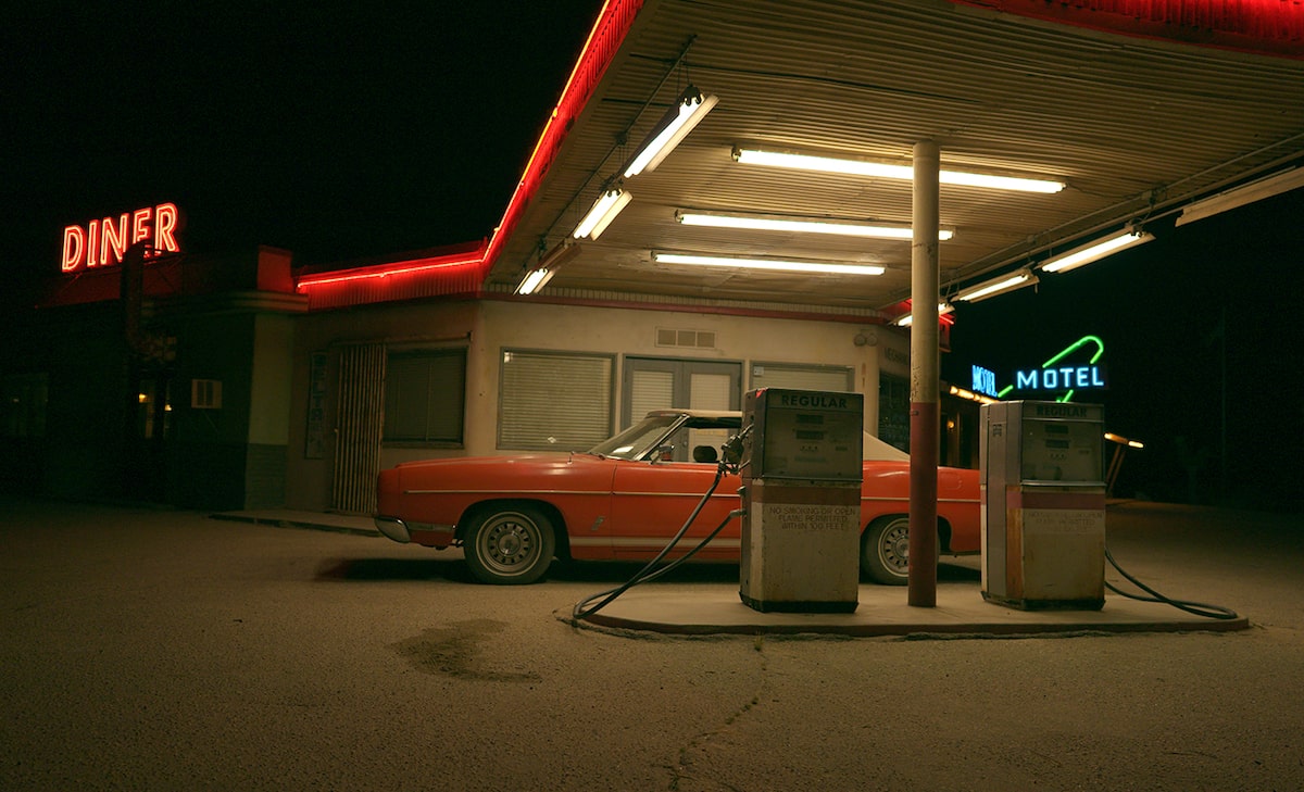 Scène de nuit filmée à la Sony FX5 : voiture rouge devant une station-service éclairée au néon