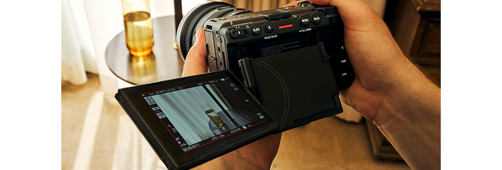 Sony FX5 tenue en main, écran LCD 16:9 orientable retourné affichant l'image