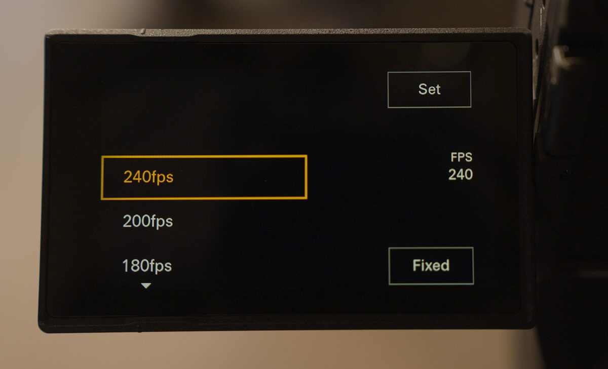 Écran de la Sony FX5 affichant les cadences, avec l'option 240 images par seconde sélectionnée